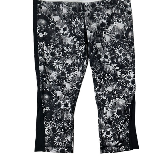 Lululemon Up The Pace Running Leggings Floral Black White Size 8 - Picture 9 of 10